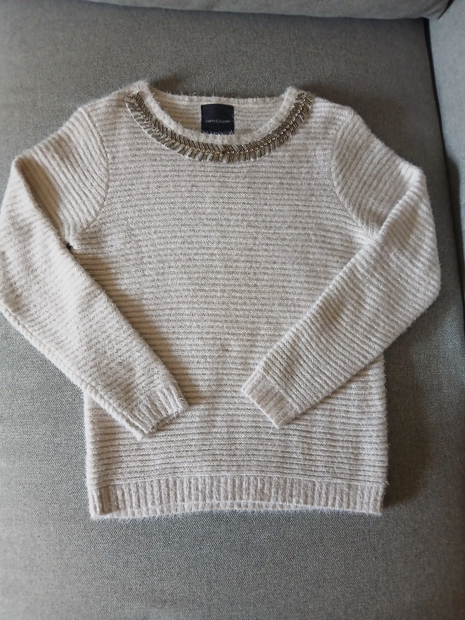 Pull Cache Cache beige chiné, fil duveteux, col orné de perles – Taille 0 (≈ XS)