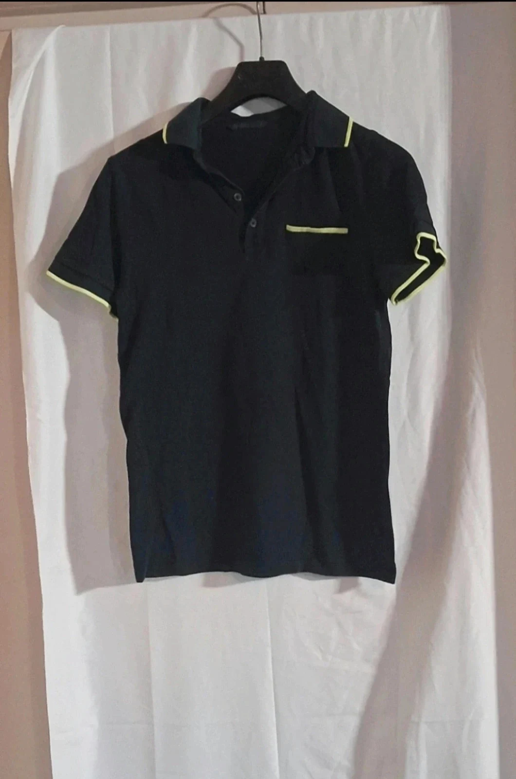 Polo noir avec détails vert fluo – taille S – bon état