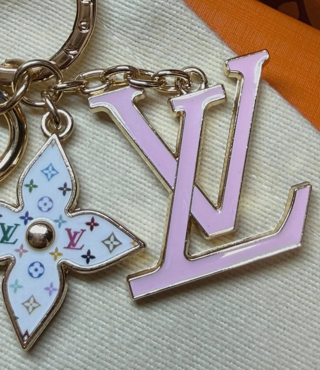 Porte-clés Louis Vuitton Rose – Louis Vuitton – rose et blanc – taille S 4