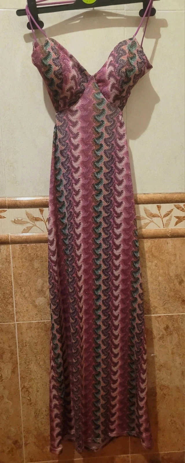 Vestido largo de fiesta estampado rosa con abertura talla M