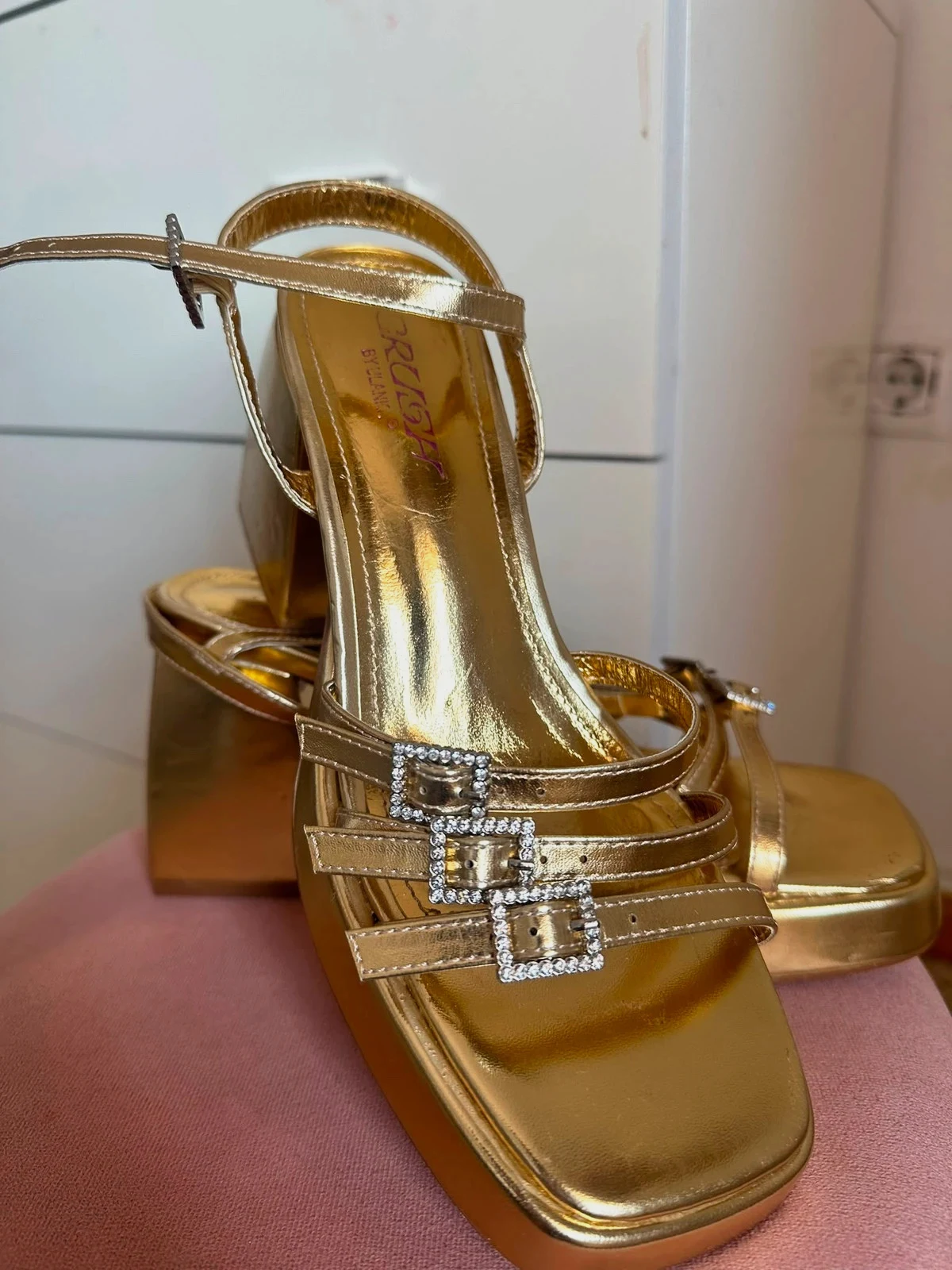 Sandalia tacón ancho dorada ideal para eventos nuevas! – Ulanka – taille 38