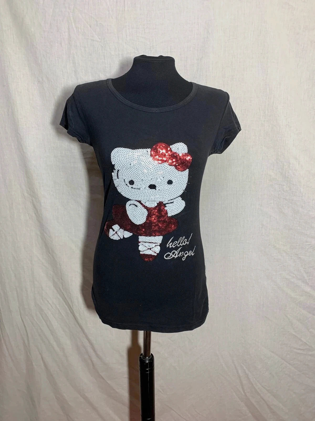 Camiseta negra de Hello Kitty con lentejuelas | Black Hello Kitty sequins t-shirt | Shine fashion