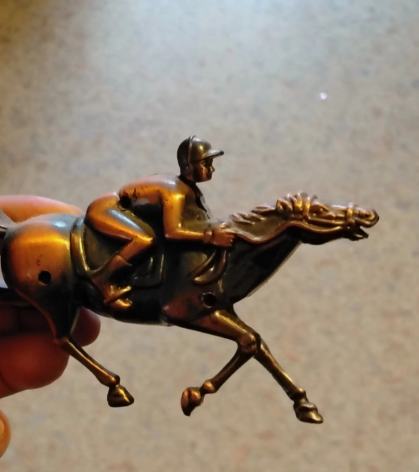 Sculpture vintage jockey sur son cheval de course en métal