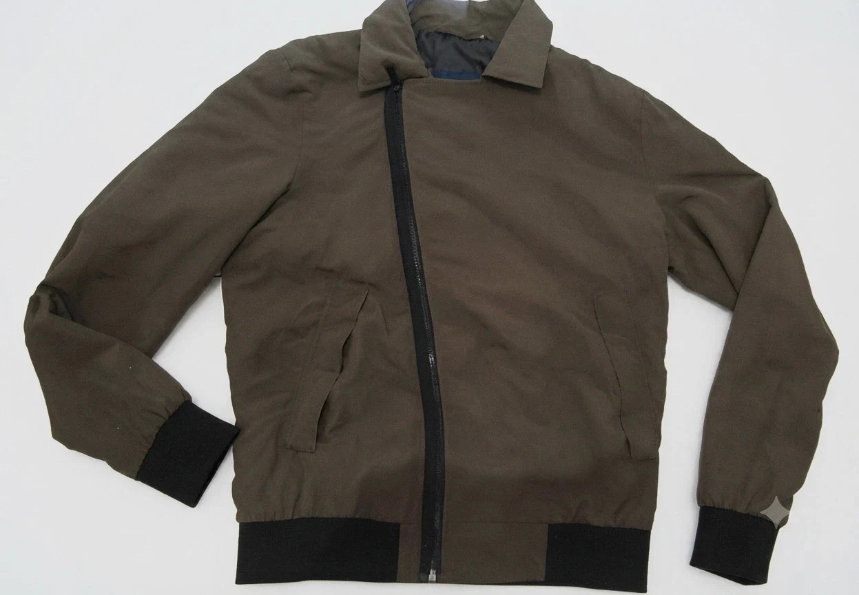 Chaqueta estilo bomber caqui con cremallera diagonal Zara Man M