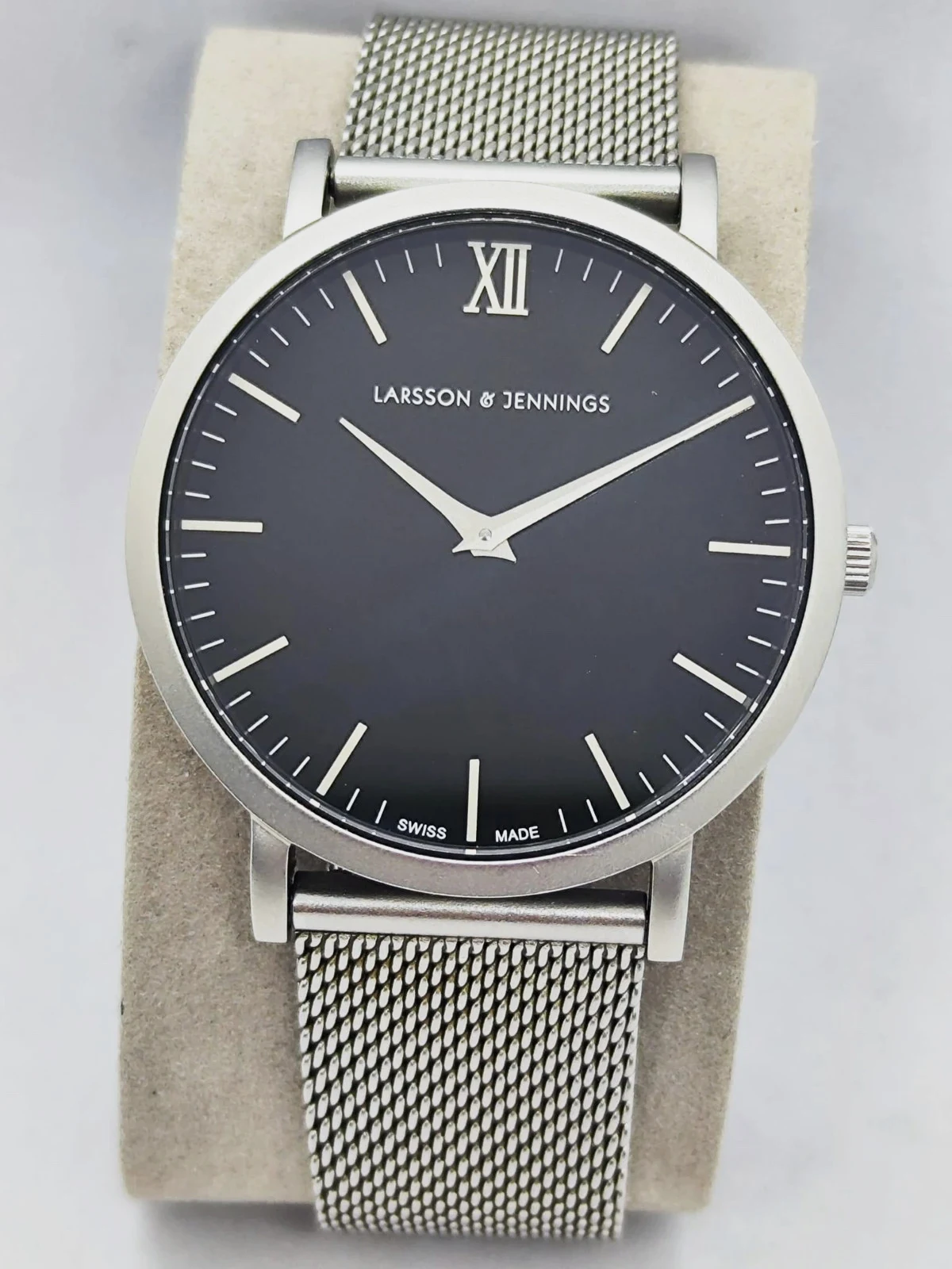 Montre Larsson & Jennings – Cadran Noir & Bracelet Milanais Argenté – Excellent état (Swiss Made) – Larsson & Jennings – taille 39–42 mm