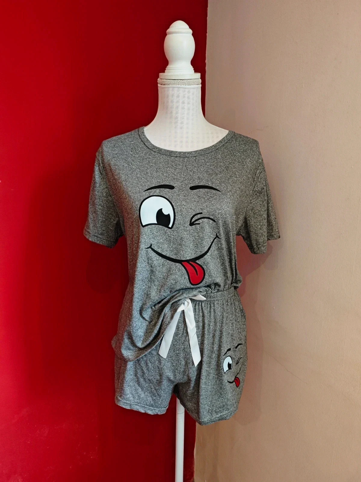 🌺Pijama short de dos piezas en color gris jaspeado, con divertido estampado de carita sonriente – taille M / 38 / 10