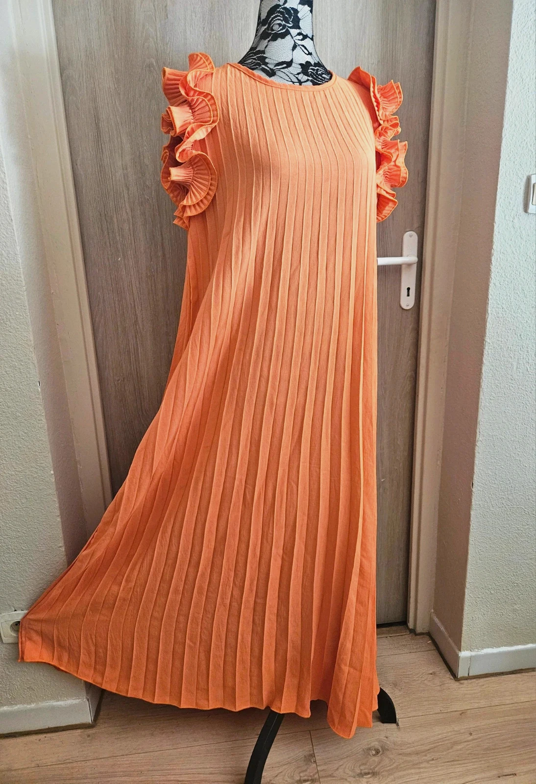 Robe longue plissée épaules froufrous -TU 38 au 50 – M-Made in Italy – taille XXL / 44 / 16