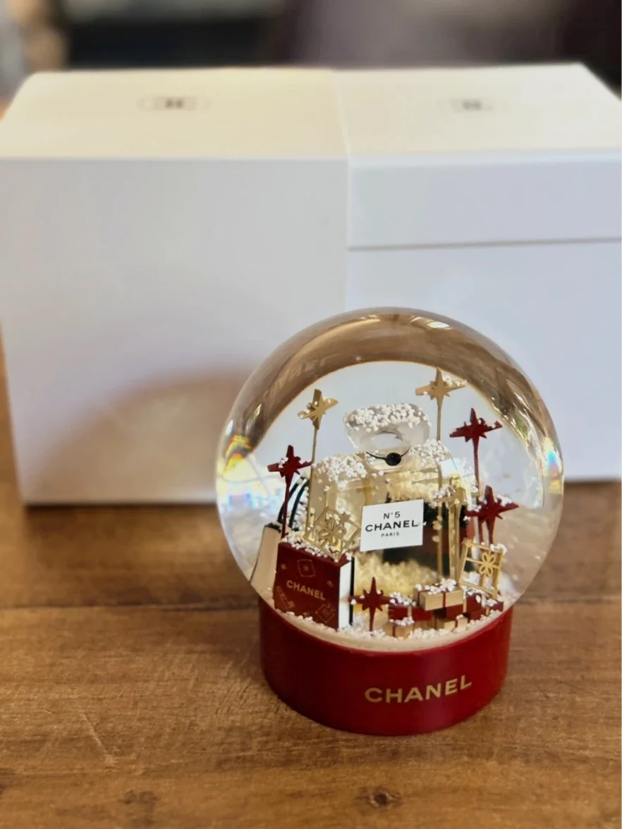 Boule à neige Chanel décor hivernal