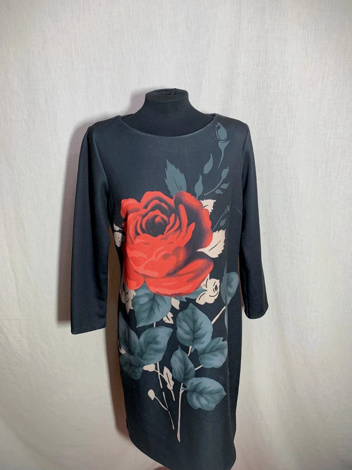 Vestido Negro con Estampado de Rosa Roja y Manga Larga | Black Floral Dress | Paul Brial