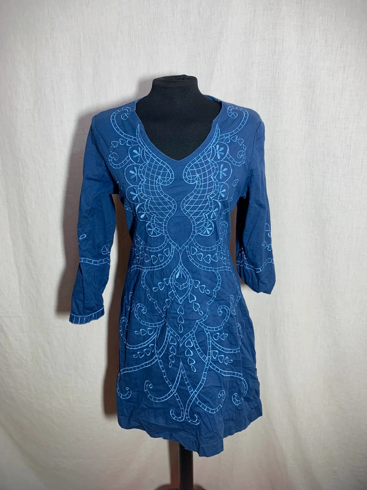 Vestido Azul con Bordado Frontal y Manga 3/4 | Blue Embroidered Dress | Local – taille XL / 42 / 14