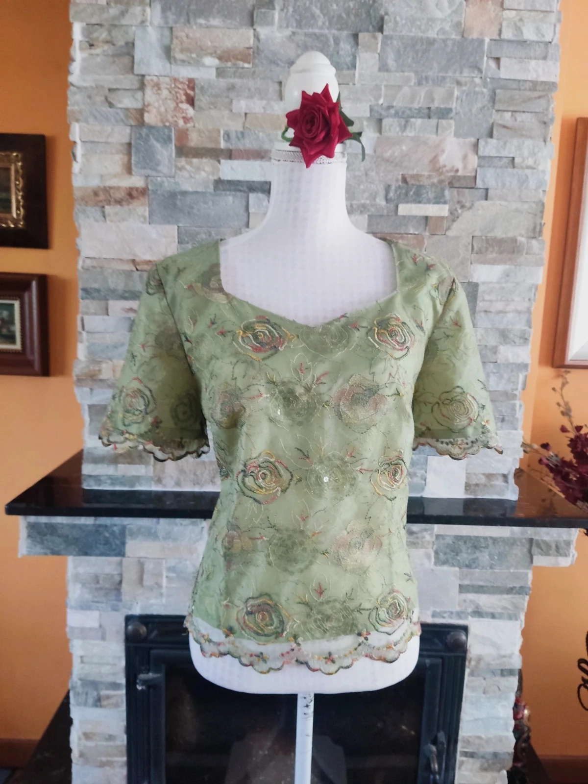 🔥 Divino top de gasa verde con bordados y lentejuelas, de Cristina García