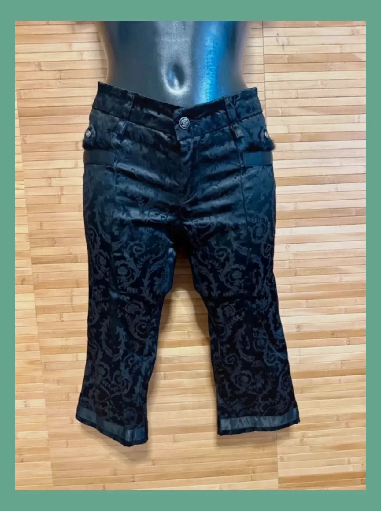 Divino pantalón satinado pirata, de Roberto Cavalli , talla 36 😍