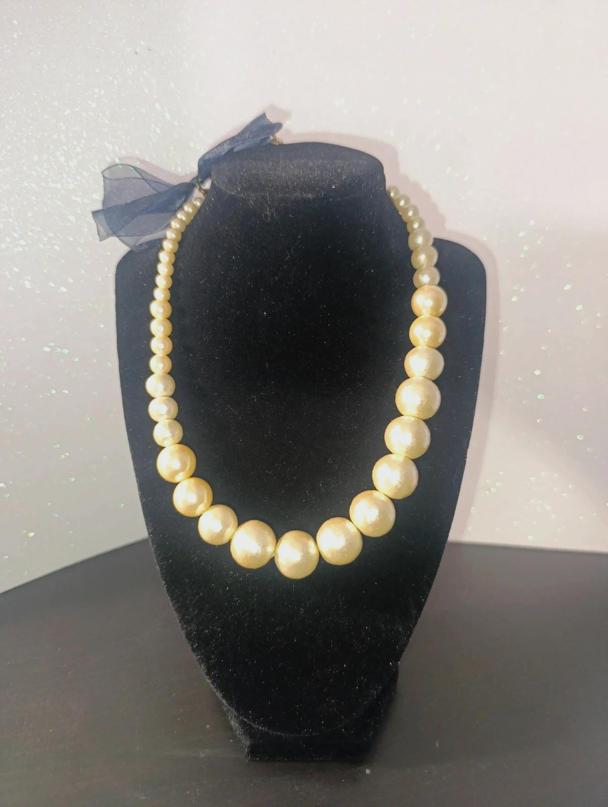 Collar de perlas y lazo negro de Zoule