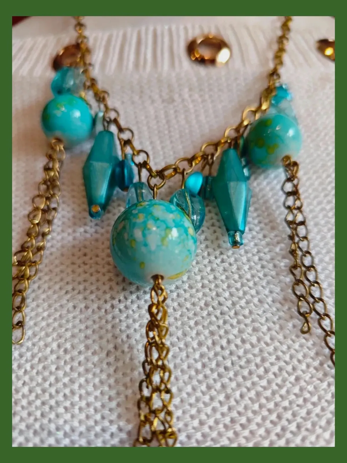 🌺 Collar con abalorios azul turquesa y cadenitas doradas 3