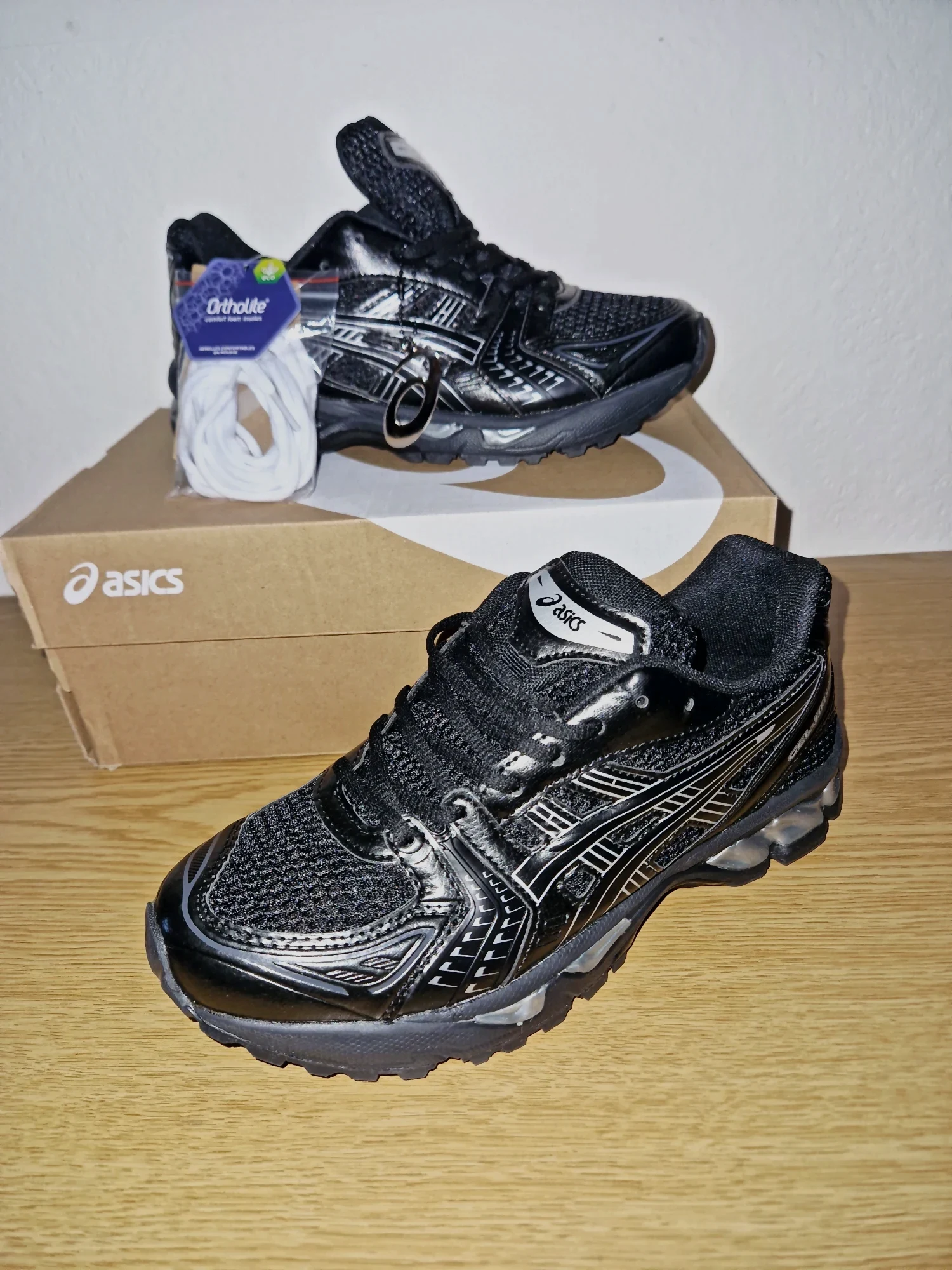Asics Gel kayano 14 UK 7 black/silver