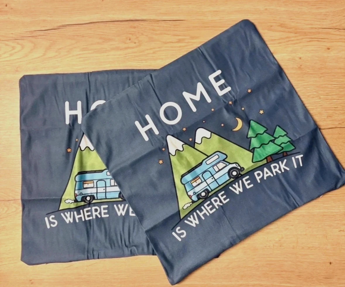 Housses de coussin “Home is where we park it” lot de 2, motif camping-car 