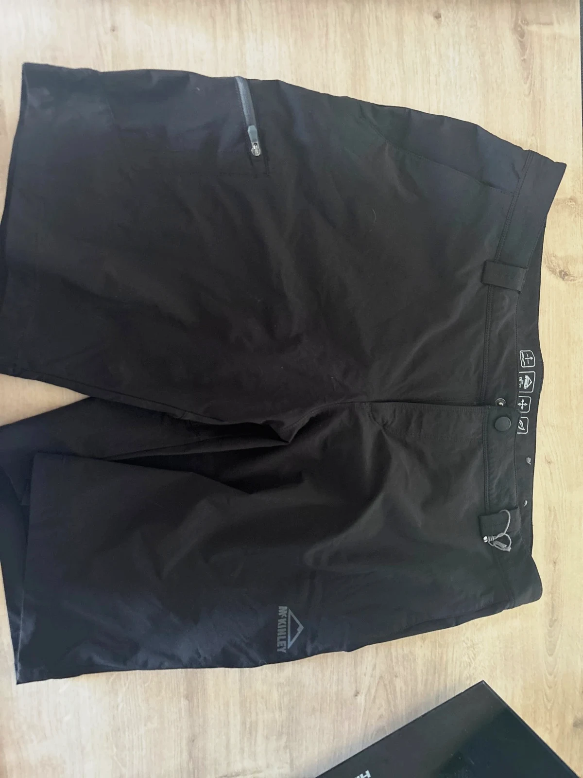 Short noir McKinley neuf sans étiquette taille 44