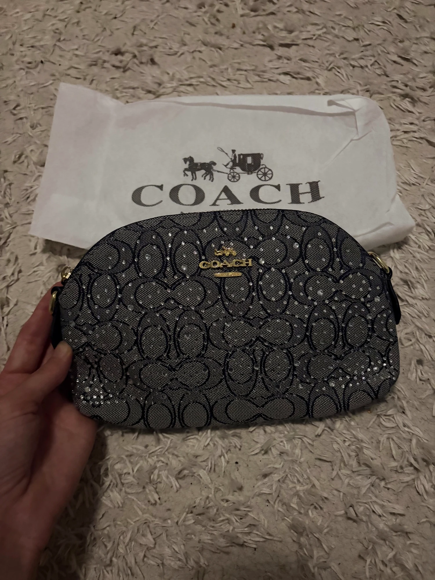 Sac bandoulière gris/noir à strass – chaîne dorée + dragonne