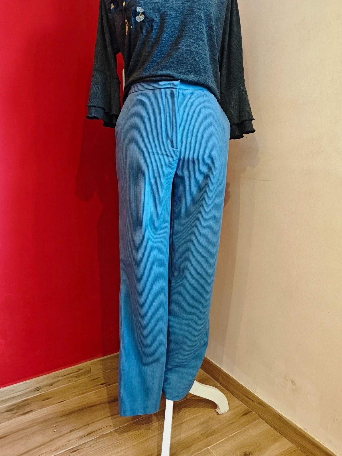 🌺 Elegante pantalón de pana azul, de Sfera