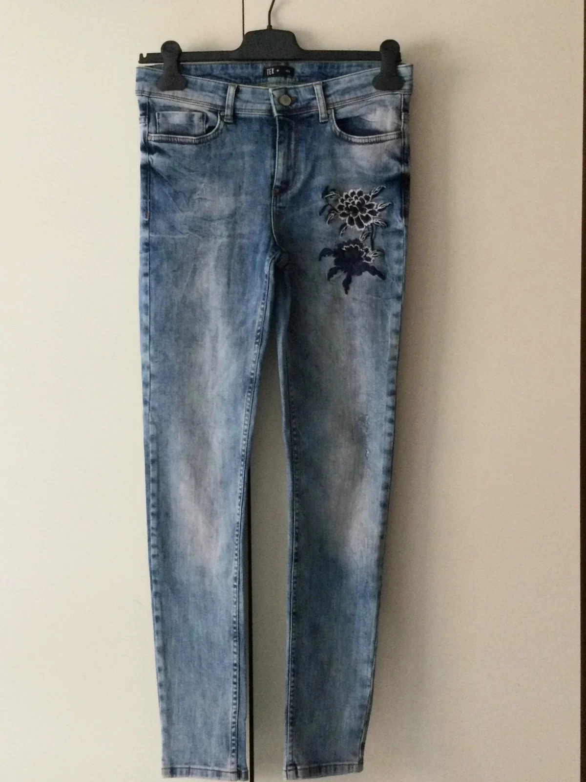 Vaqueros slim con flores🌈 – TEX – taille L / 40 / 12