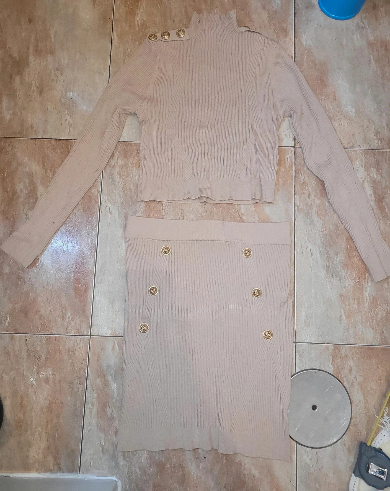 Conjunto de dos piezas de punto canalé beige con botones dorados - Talla M/L