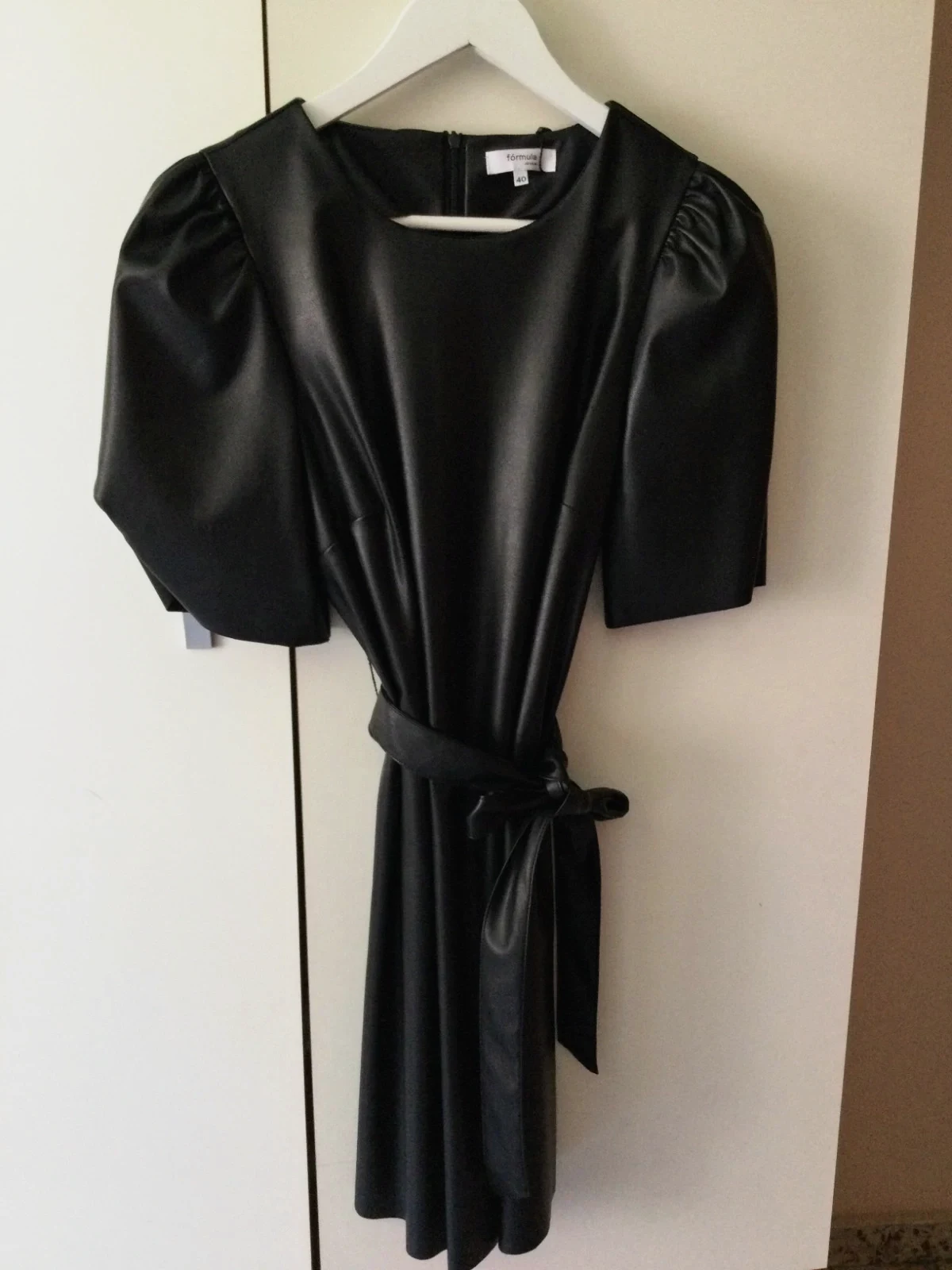 Elegante vestido negro polipiel