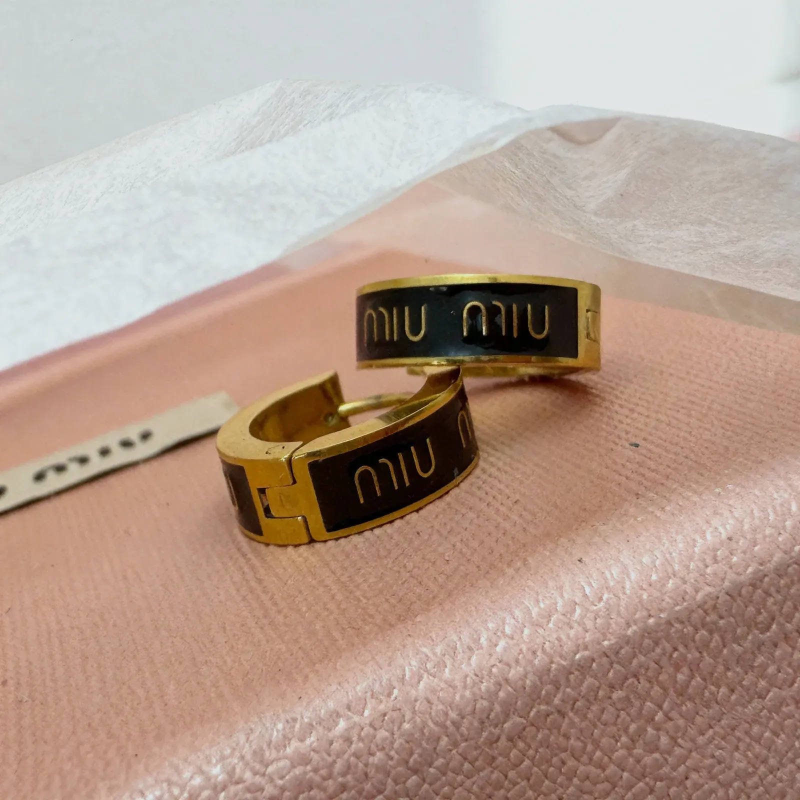Créoles Miu Miu dorées noir – Miu Miu – doré avec détails noirs 2