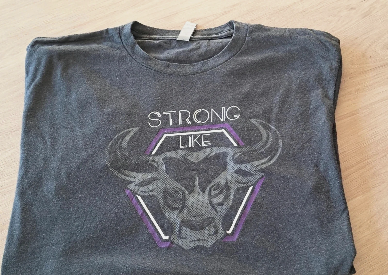 T-shirt Taureau Gris Violet Taille M Strong Like Bull