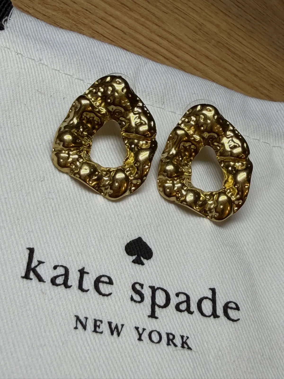Boucles d'oreilles dorées martelées Kate Spade – kate spade – doré – taille Taille unique 2
