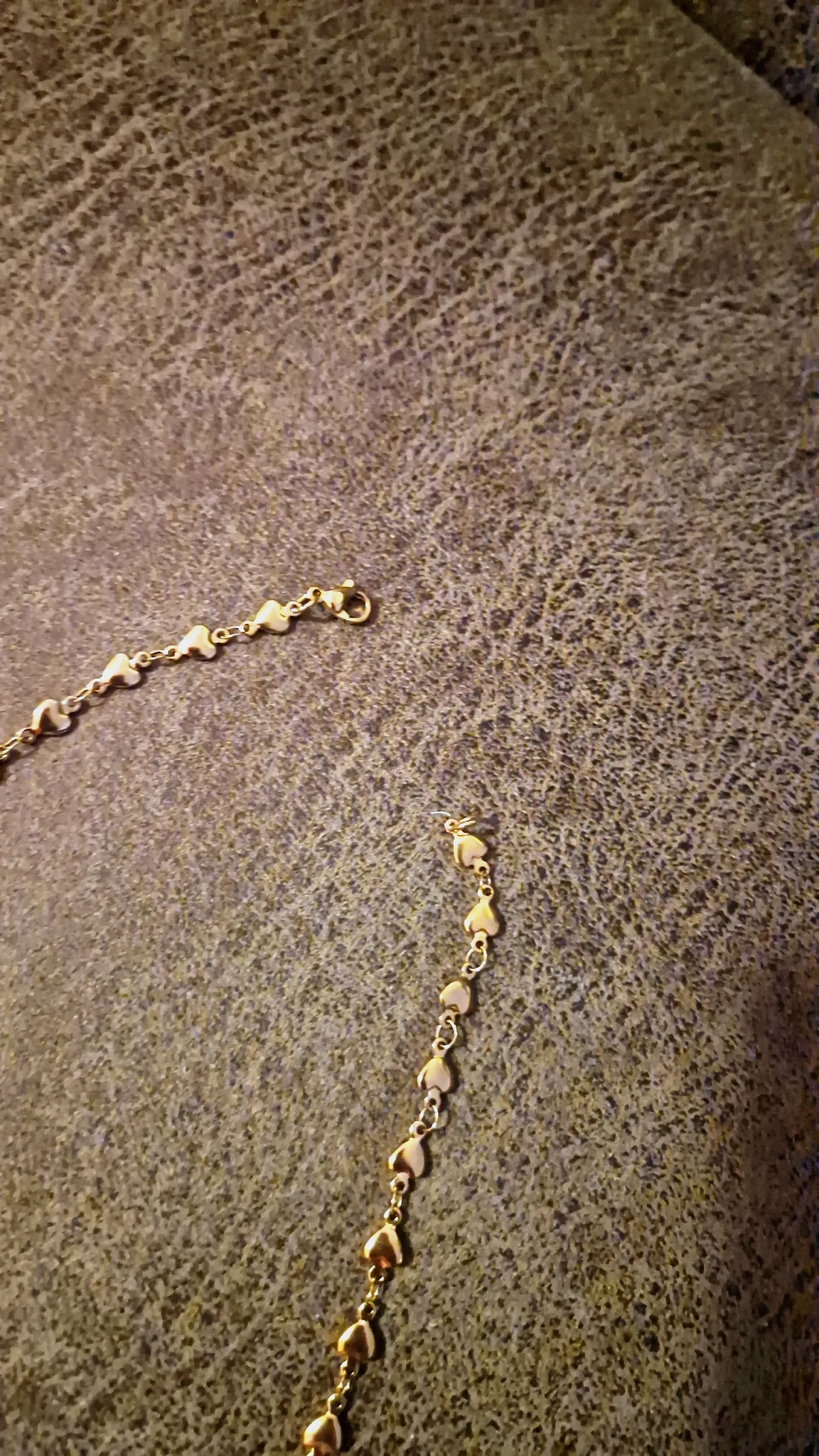 Goudkleurige ketting met hartjes