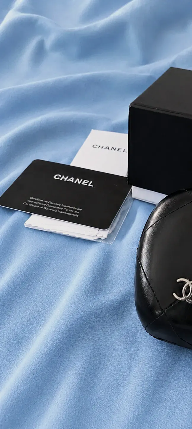 Lunettes de soleil Chanel monture noire contour blanc – Chanel – noir et blanc – taille Taille unique 2