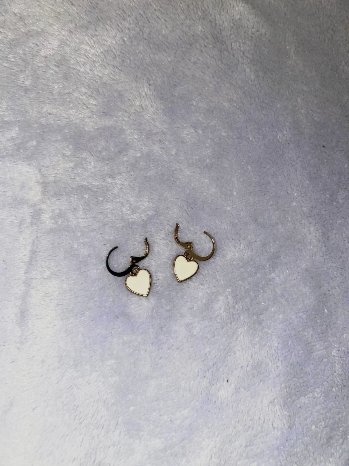 Goudkleurige oorbellen met wit hartje