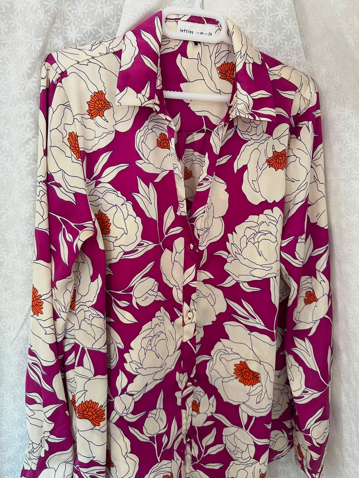 Camisa color fucsia y blanco