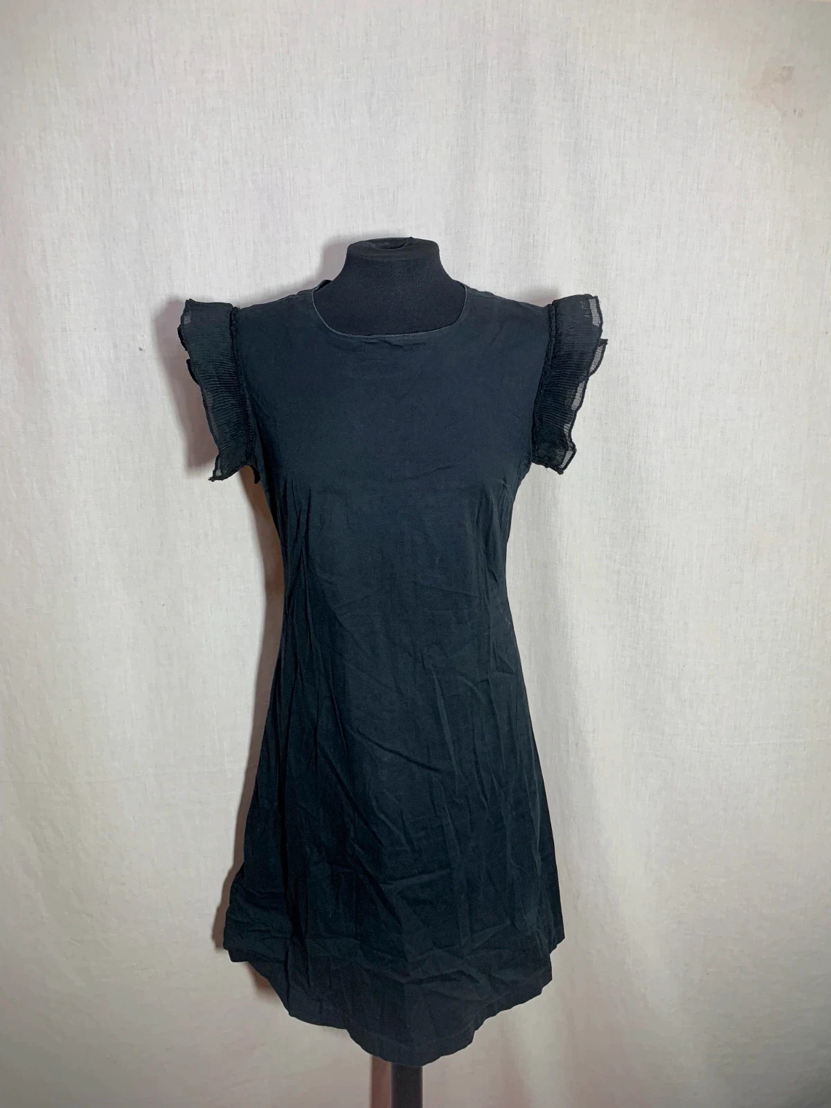Vestido Negro de Algodón con Volantes en Manga Corta | Black Cotton Dress | Almatrichi