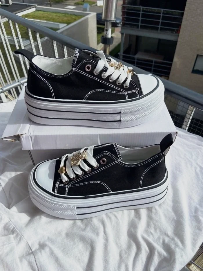 Woman’s sneakers 39