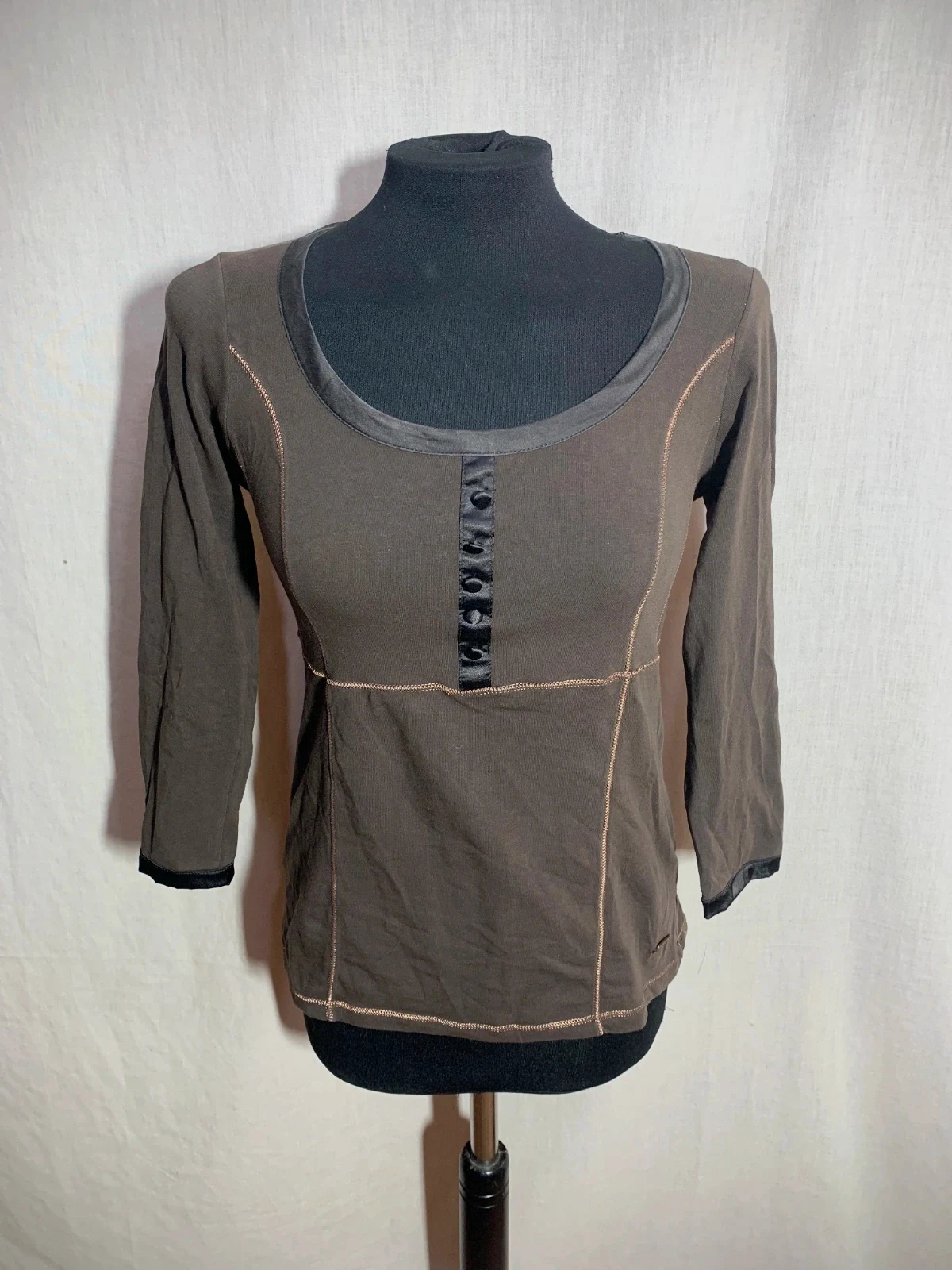 Camiseta de Manga Larga Marrón | Brown Long-Sleeve T-Shirt | Caramelo