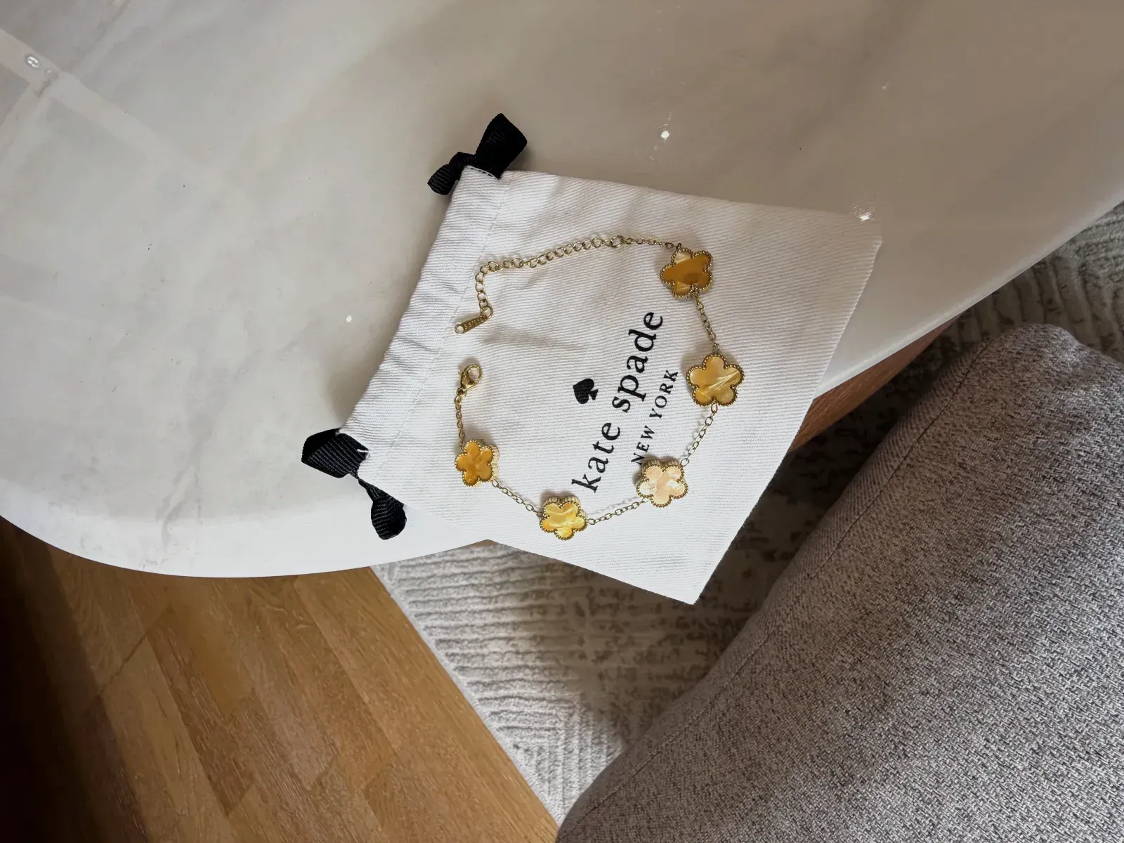 Bracelet Kate Spade a motifs fleurs jaunes – Kate Spade – Argenté, Blanc, Rouge, Doré – taille Taille unique 3