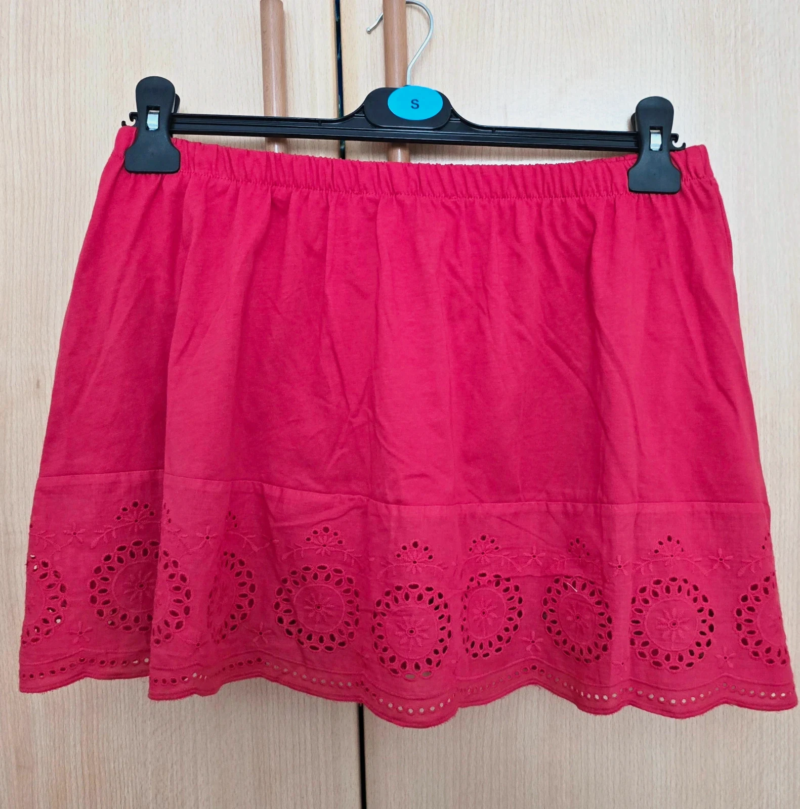 Falda roja con bordado🌹 – Primark – taille M / 38 / 10