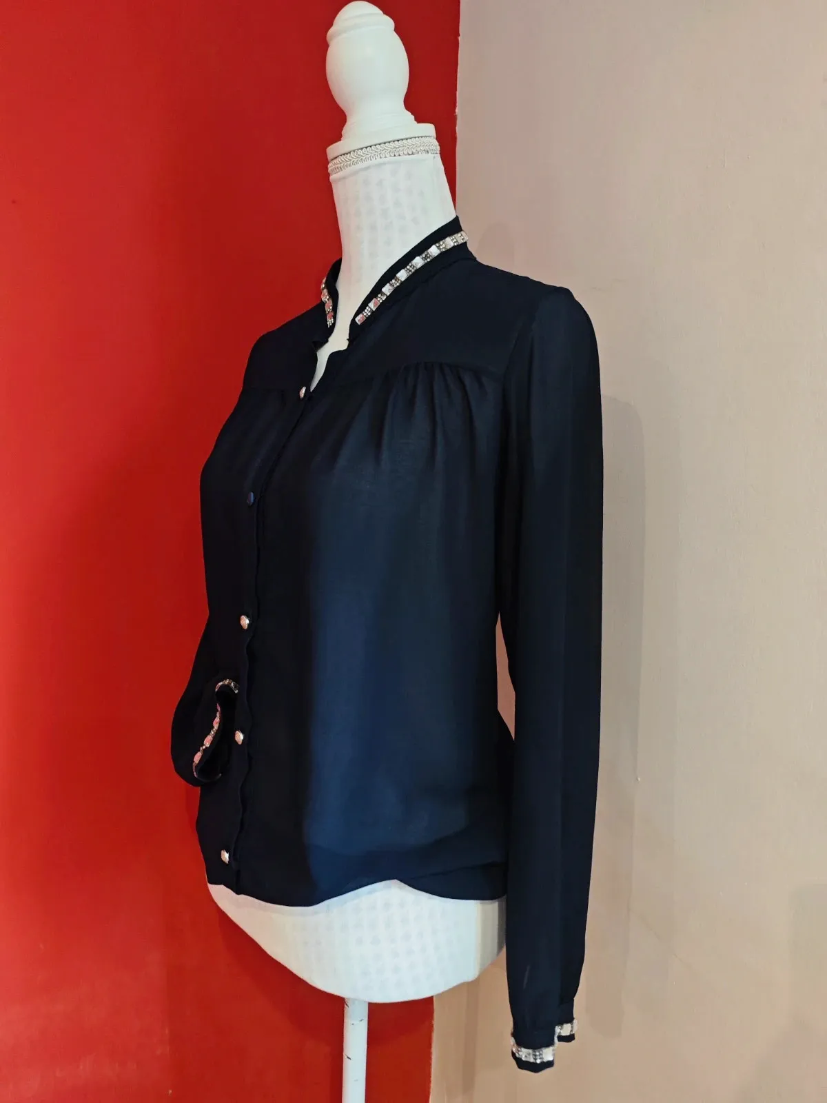 🌺Bonita blusa de gasa azul marino con abalorios plateados en cuello y puños – Made In Italy – taille XXXL / 46 / 18 2