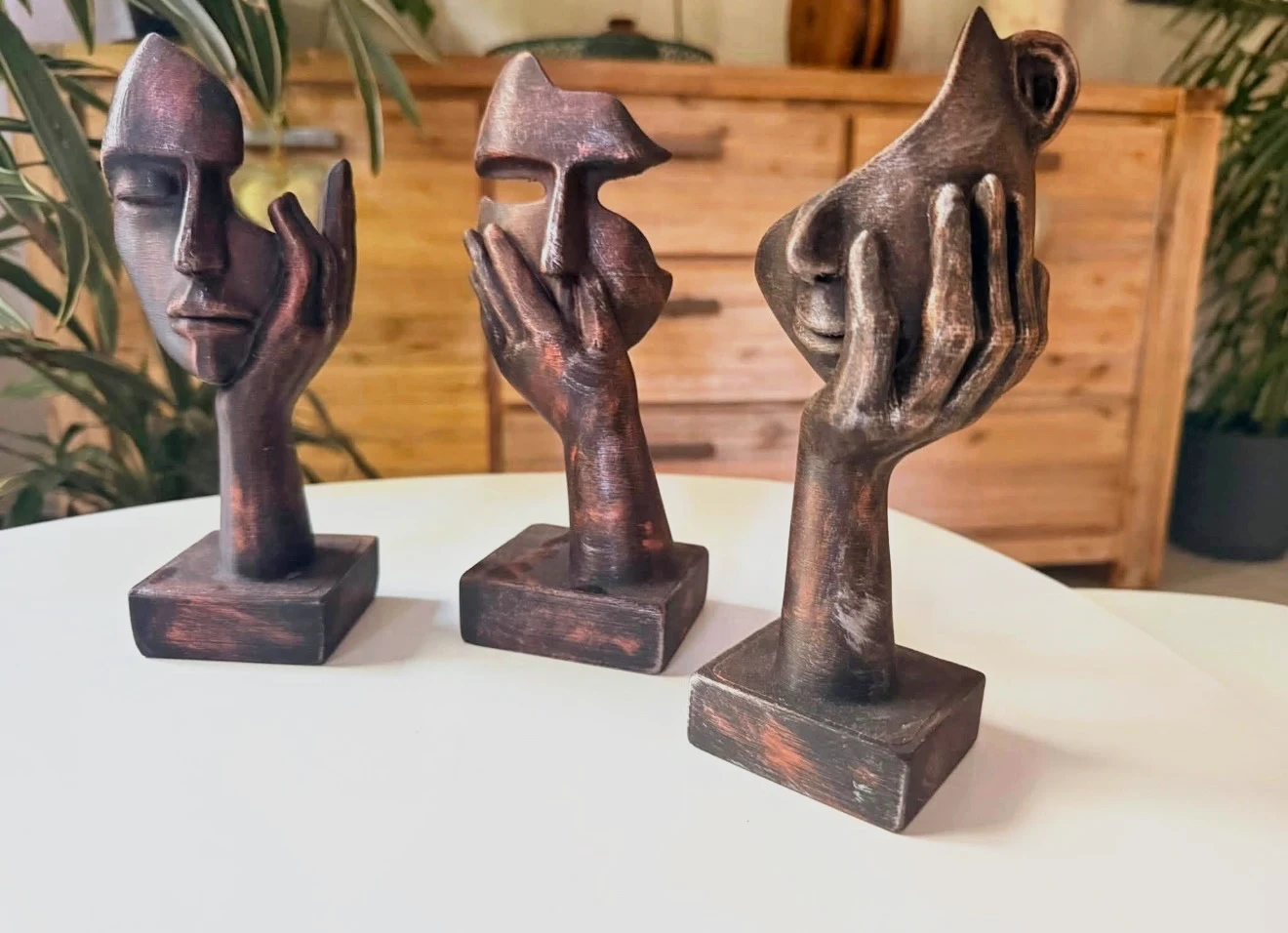 Trois. Jolis statuts, représentant les sages.