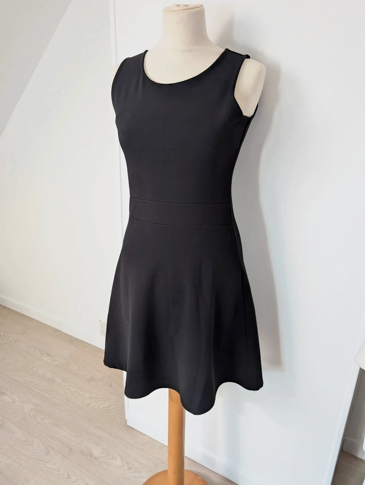 Petite robe noire / ceintrée/ automne hiver / Taille 38