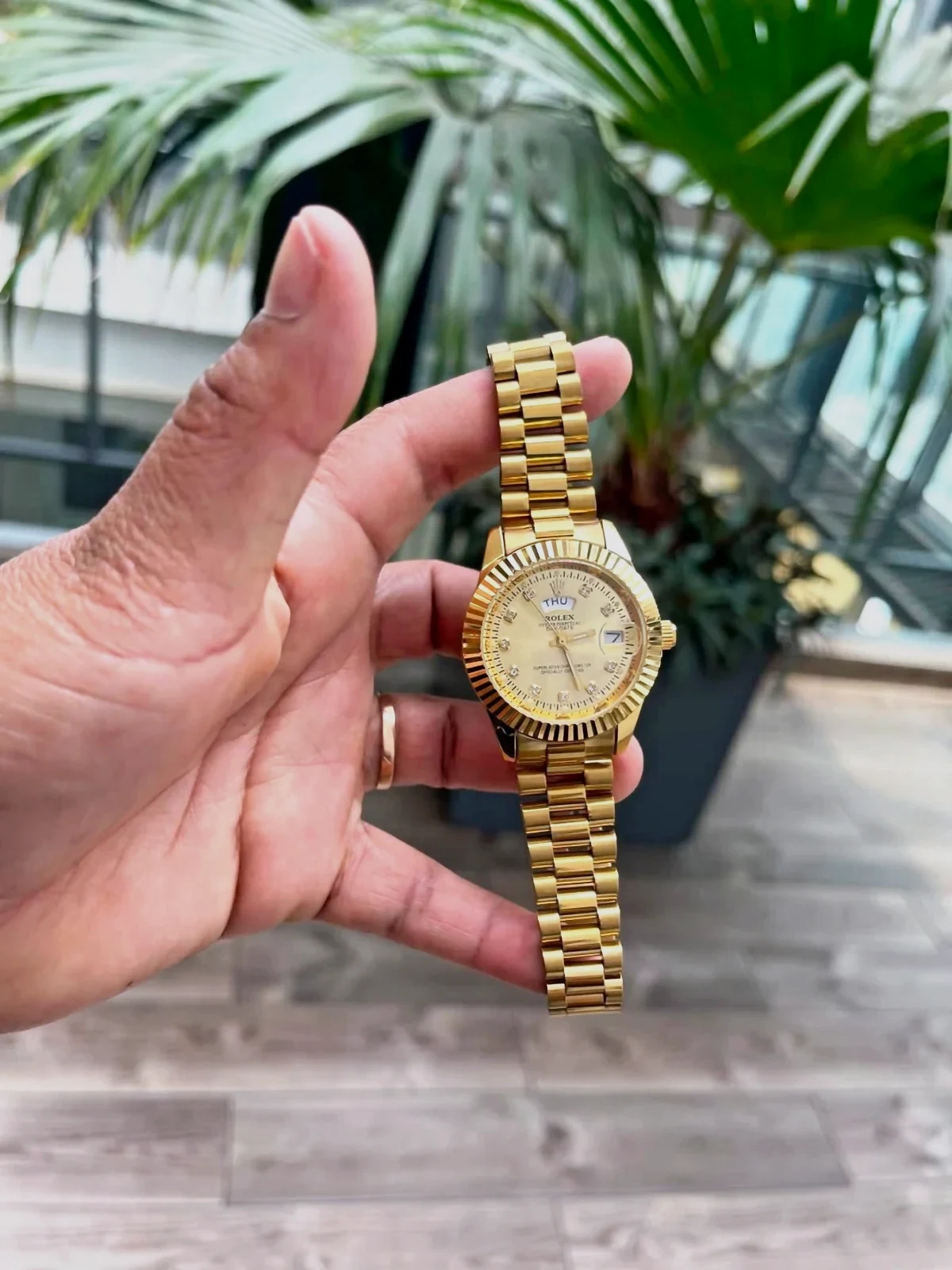 Montre analogique dorée bracelet chaîne