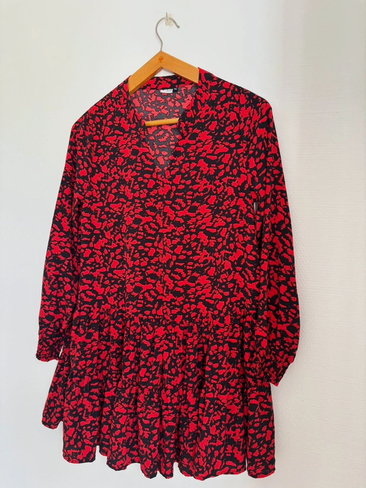 Robe fluide rouge et noire imprimée manches longues