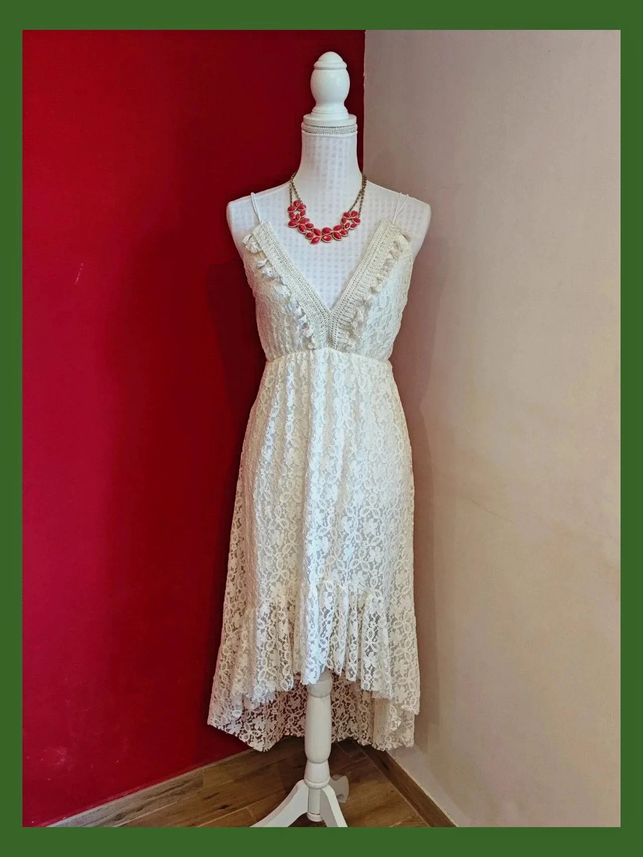 🌺Precioso vestido de blonda tono crema con bajo asimétrico – New Collection – taille XXL / 44 / 16