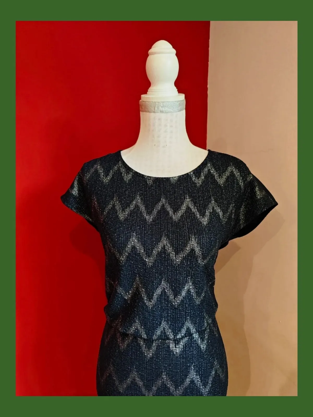🌺 Bonito vestido azul marino con grecas plateadas de tela elástica – ONLY – taille XS / 34 / 6 3