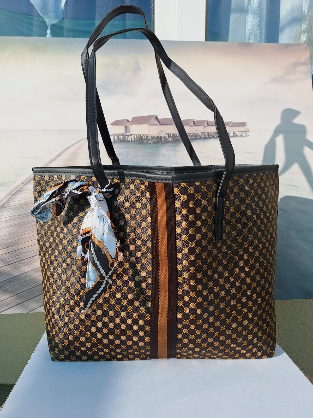 Large capacity shoulder bag
