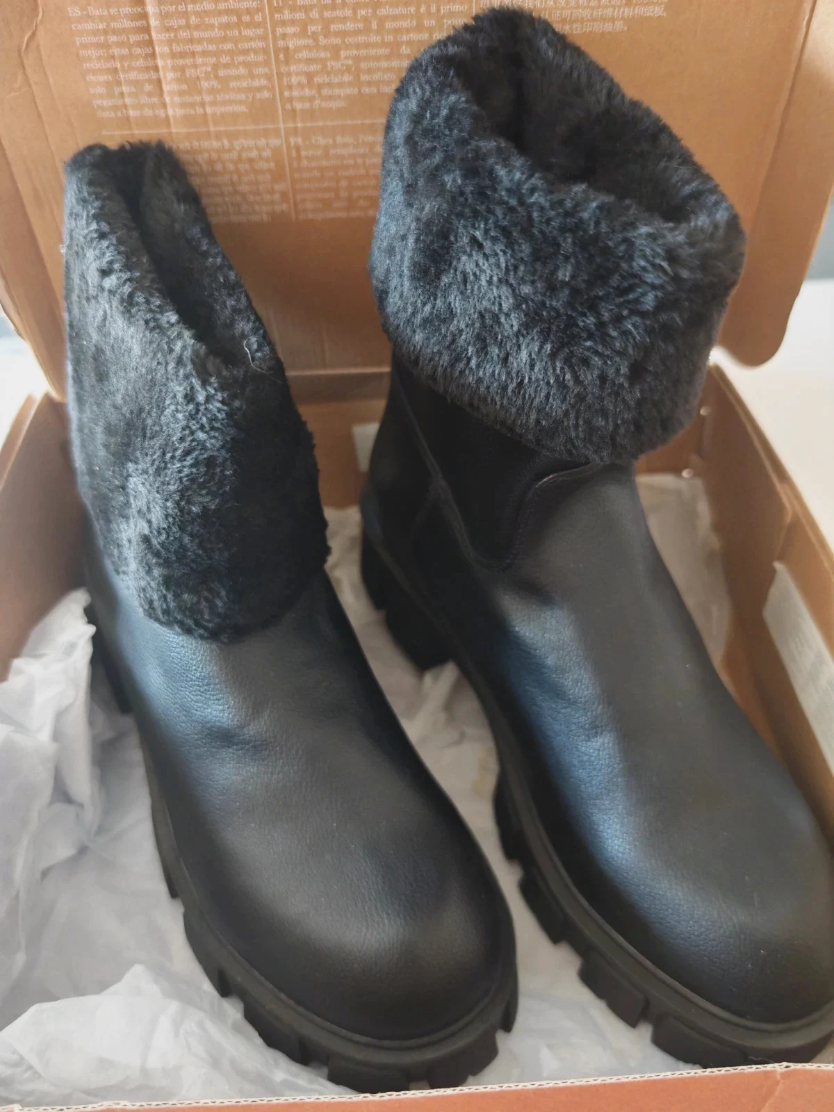 Bottines Bata noires fourrées – semelle épaisse – T40