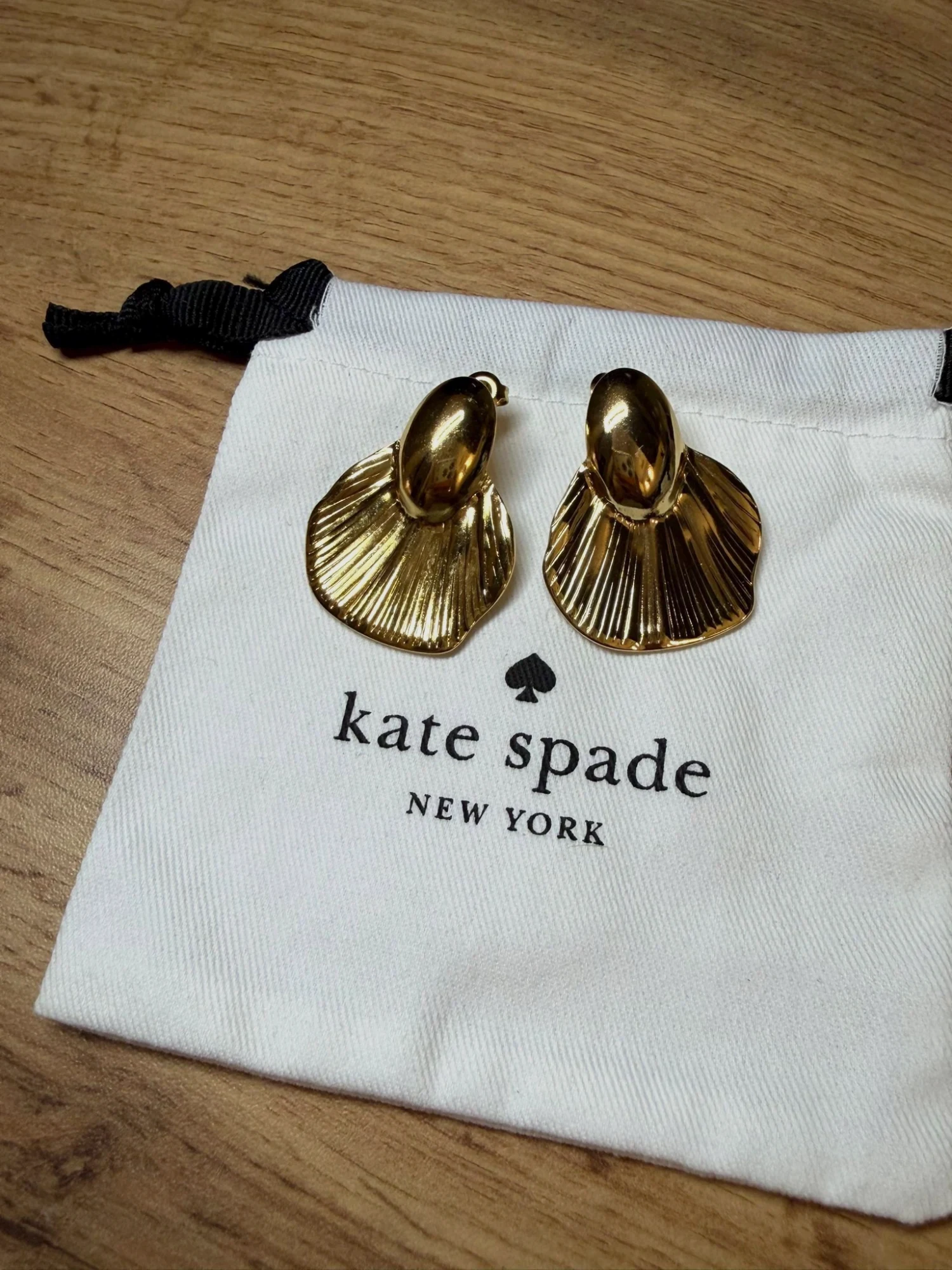 Boucles d'oreilles Kate Spade dorées effet coquillage