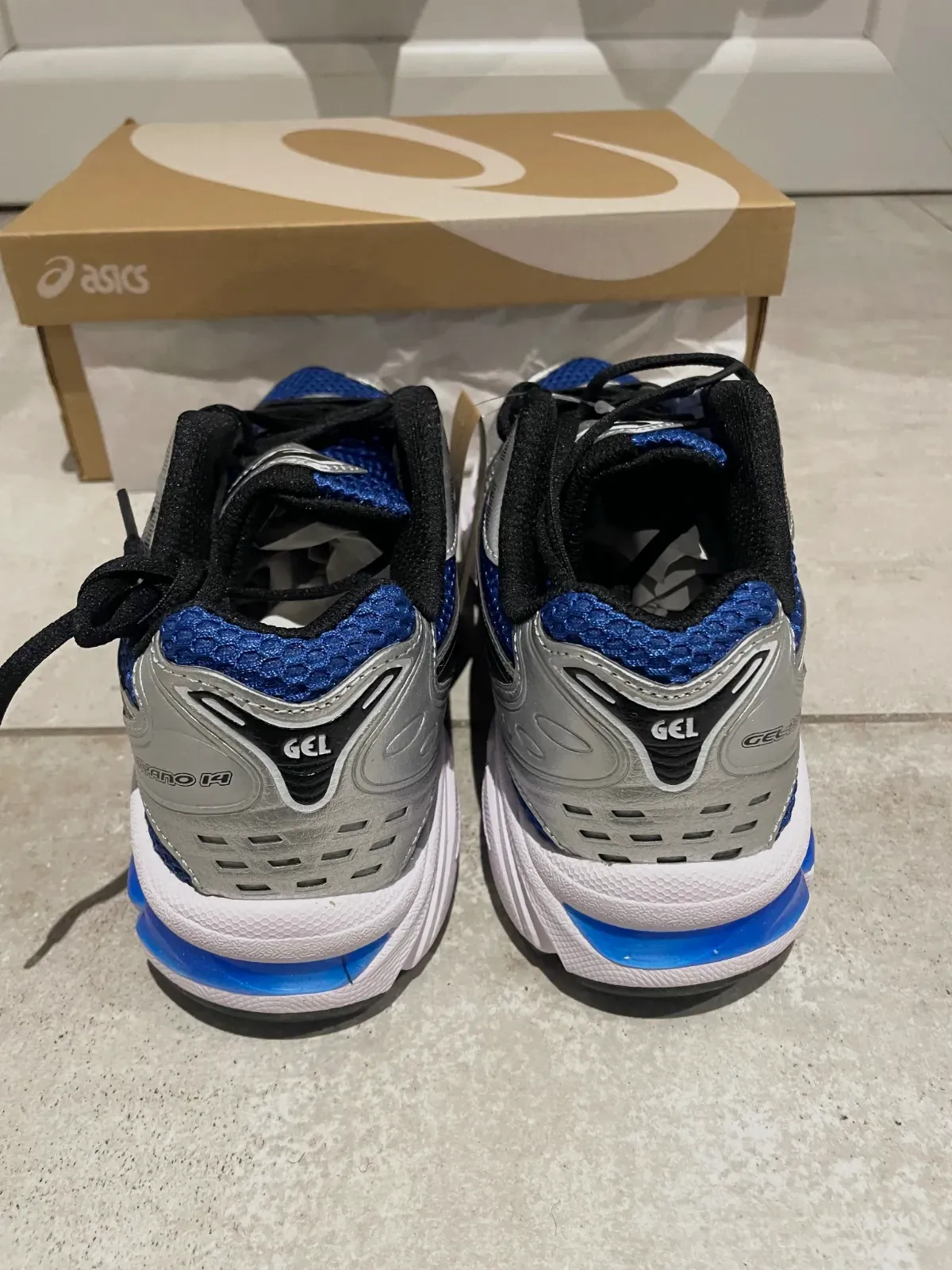 paire d'asics neuf  – Asics 4