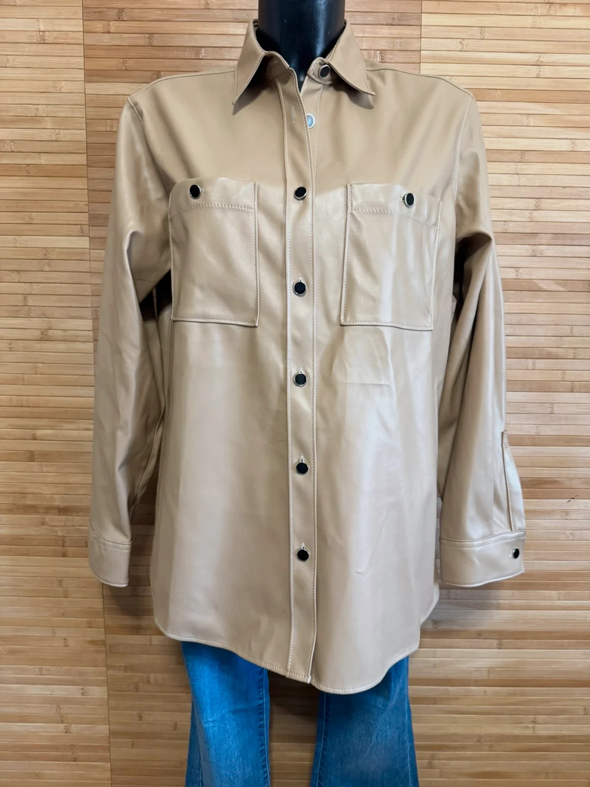 Chaqueta sobrecamisa polipiel color beige de Just cavalli talla 42 😍
